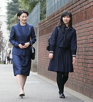 学習院女子高等科の卒業式を迎え、紀子さまと一緒に登校する佳子さま＝１３年３月22日、東京都新宿区