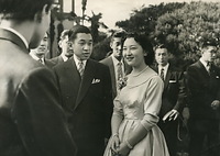 １９５９年（昭和３４）４月　ご結婚後、皇太子さまと美智子さまのご学友を東京・渋谷の東宮仮御所に招き談笑する