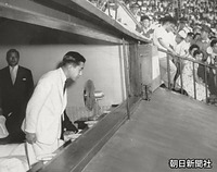 ８月　第４１回全国高校野球選手権大会の開会式に臨む皇太子さま。阪神甲子園球場で