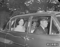 １０月２０日　２５歳の誕生日を迎え、あいさつのため皇居へ向かう美智子さま。右は牧野純子東宮女官長
