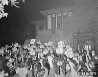 東宮仮御所の内庭で、提灯行列と万歳で祝う渋谷区常磐松町内の人たち