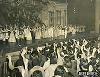 兵庫県宝塚市の宝塚歌劇団では、ステージと観客が一体となり万歳で祝福