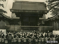 京都御所の建礼門前で、日の丸を振る衣笠幼稚園の園児たち
